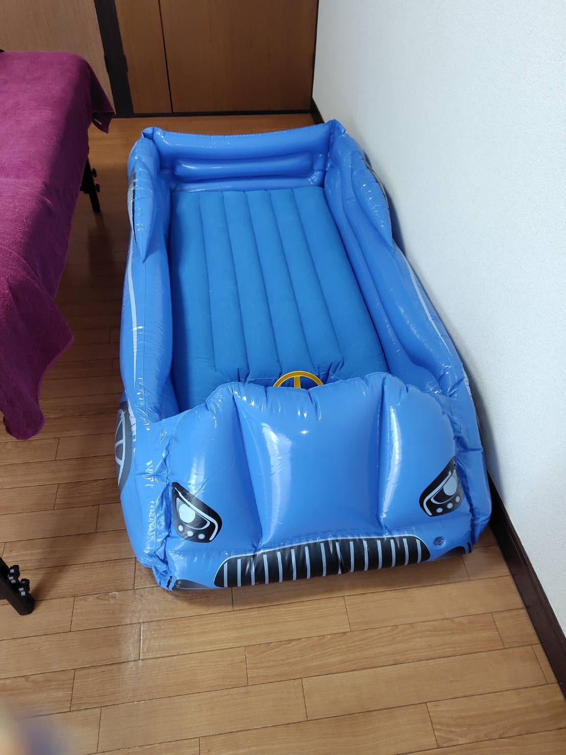 お子さま用にご用意した車の形のキッズベッド